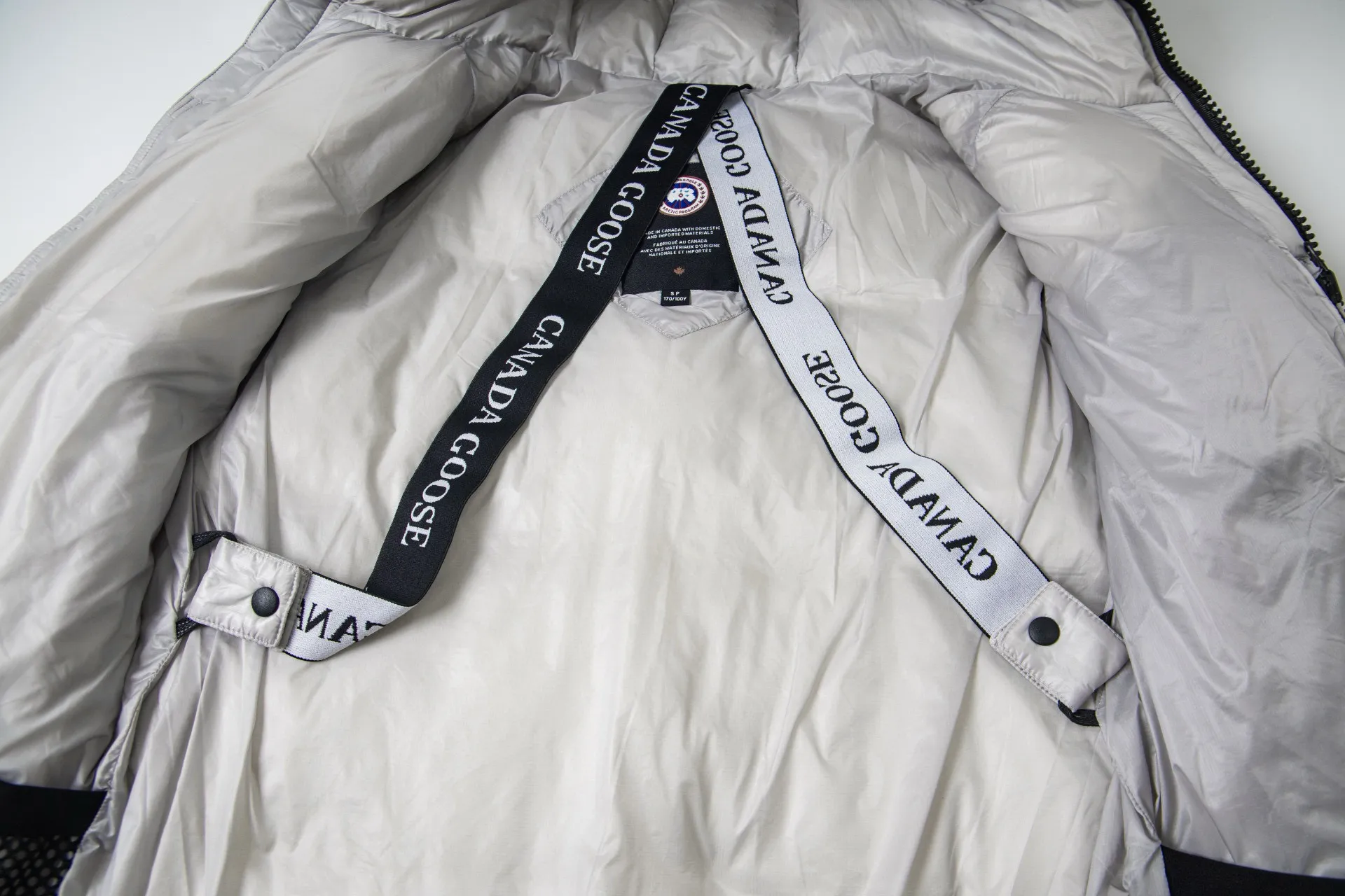 P780 Canada Goose New Puff Couple Style Hooded Down Jacket 1️⃣The fabric is made of recycled Feather-Light tear-resistant fabric, which is ultra-light and has no weight-bearing feeling on the upper body. The unique black label highlights the temperament. The interior is filled with white duck down, making the upper body very light and comfortable! 2️⃣It is very youthful and energetic, and can be easily worn by both men and women. It is very in line with the fashion aesthetic concepts of today's young people! 3️⃣ A full set of customized accessories, complete with three standards, same style for men and women, a must-have for couples. Size: S-XXL